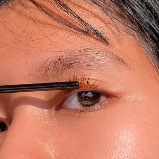 Model penggunaan produk serum lash & brow