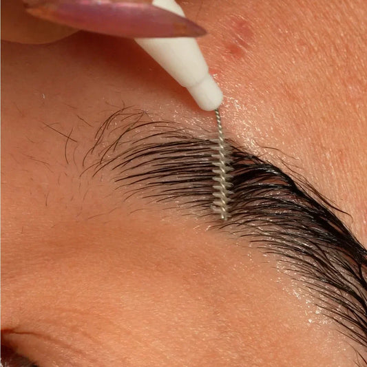 Proses merapihkan alis salah satu step produk brow lift