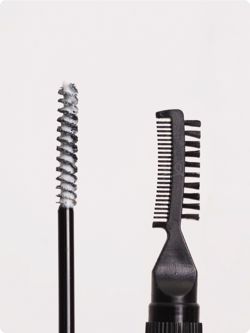 2 ujung sikat yang berbeda: bentuk sisir untuk hasil natural, dan bentuk sikat untuk hasil terlihat lebih tebal produk hibrow by ruhee diary