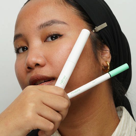 Produk Bundle Finelie & Hibrow sedang digunakan oleh model alis