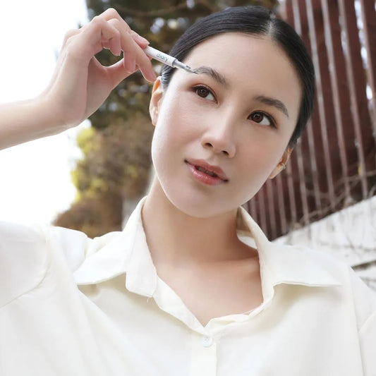 Foto KOL  Mua sedang menggunakan produk fineline