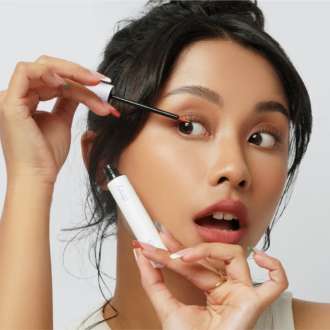 Model menggunakan Produk Lash Brow Serum Ruhee Diary