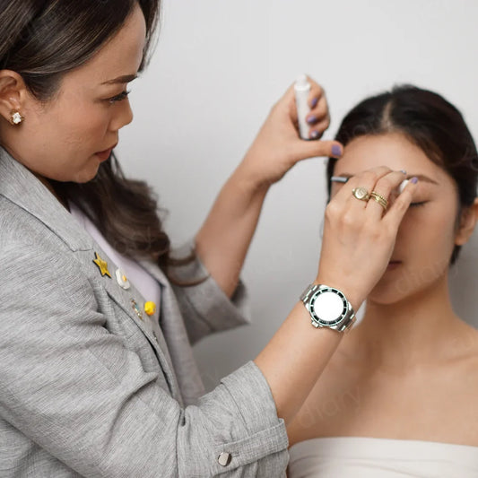  Mua sedang melakukan makeup area alis ke artist