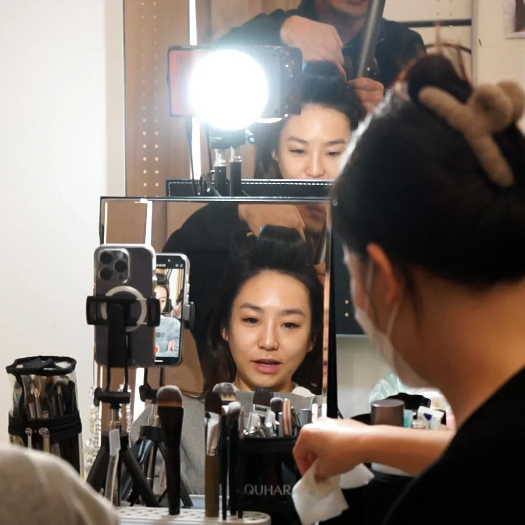 foto MUA sedang melakukan makeup model by ruhee diary